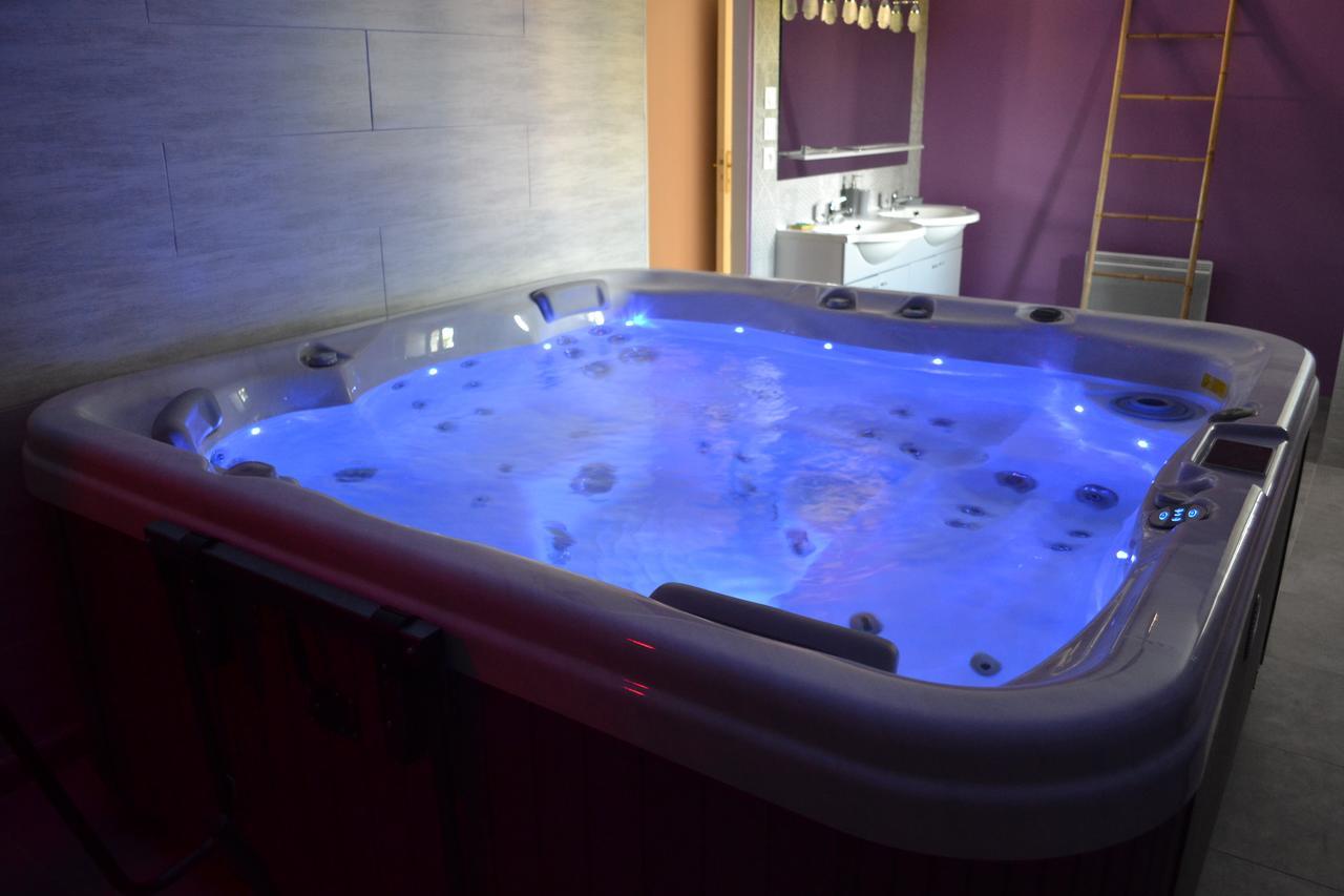 Au Coeur du Bien-Etre, chalet avec piscine chauffée et couverte, SPA, sauna, massages Monteaux Exterior foto
